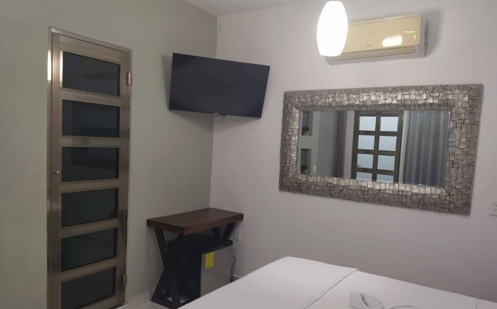 Comfort double room with a desk, flat-screen TV and air conditioning